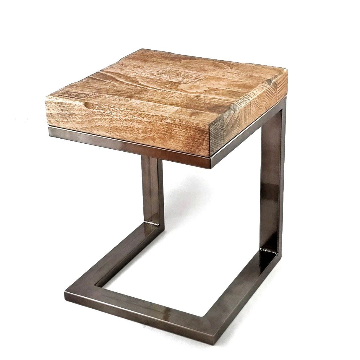 Een C-vormige bijzettafel met een dik, gestructureerd blad van natuurlijk hout en een donker, hoekig metalen frame op een witte achtergrond.