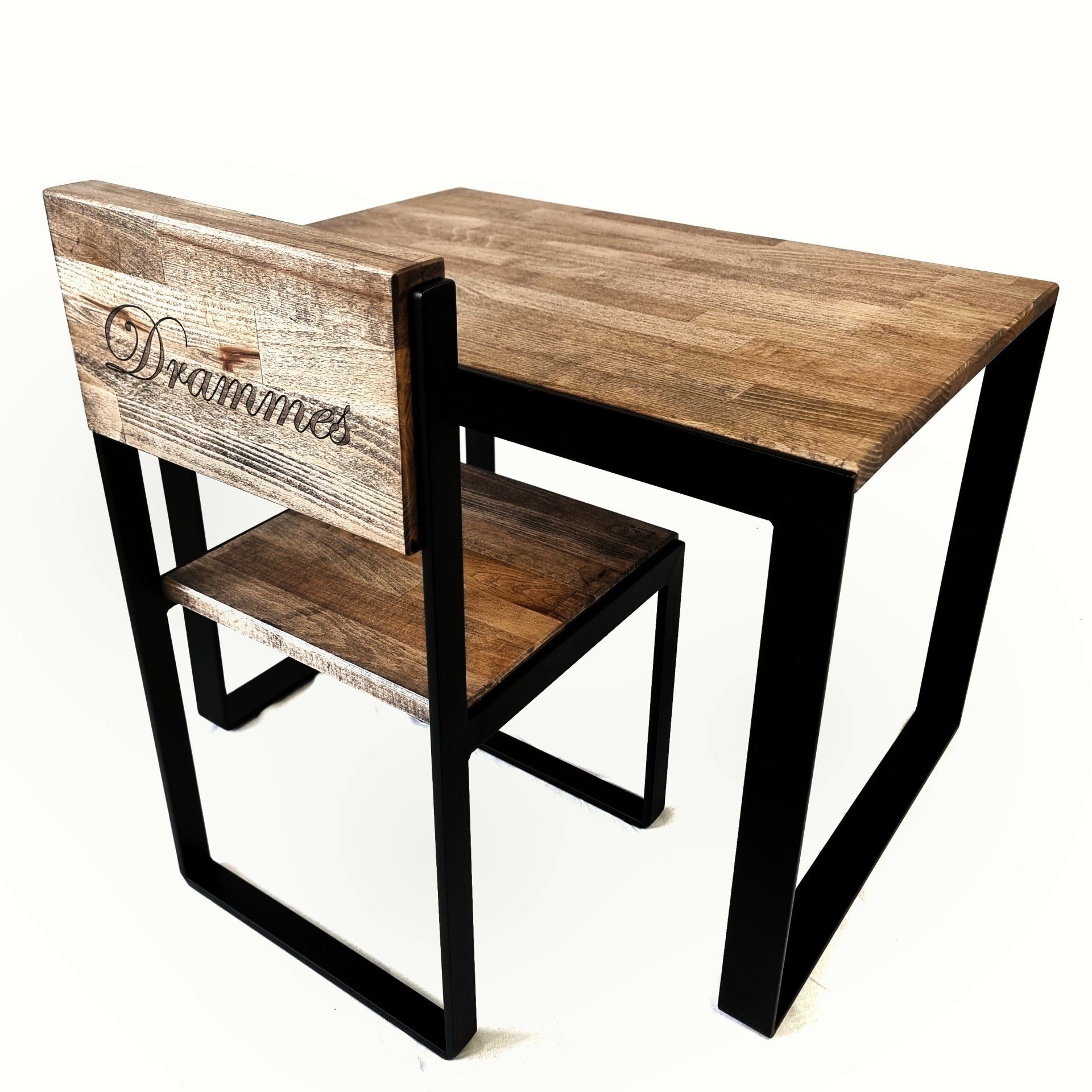 Een houten bureau en bijpassende stoel met een zwart metalen frame, waarop het woord 
