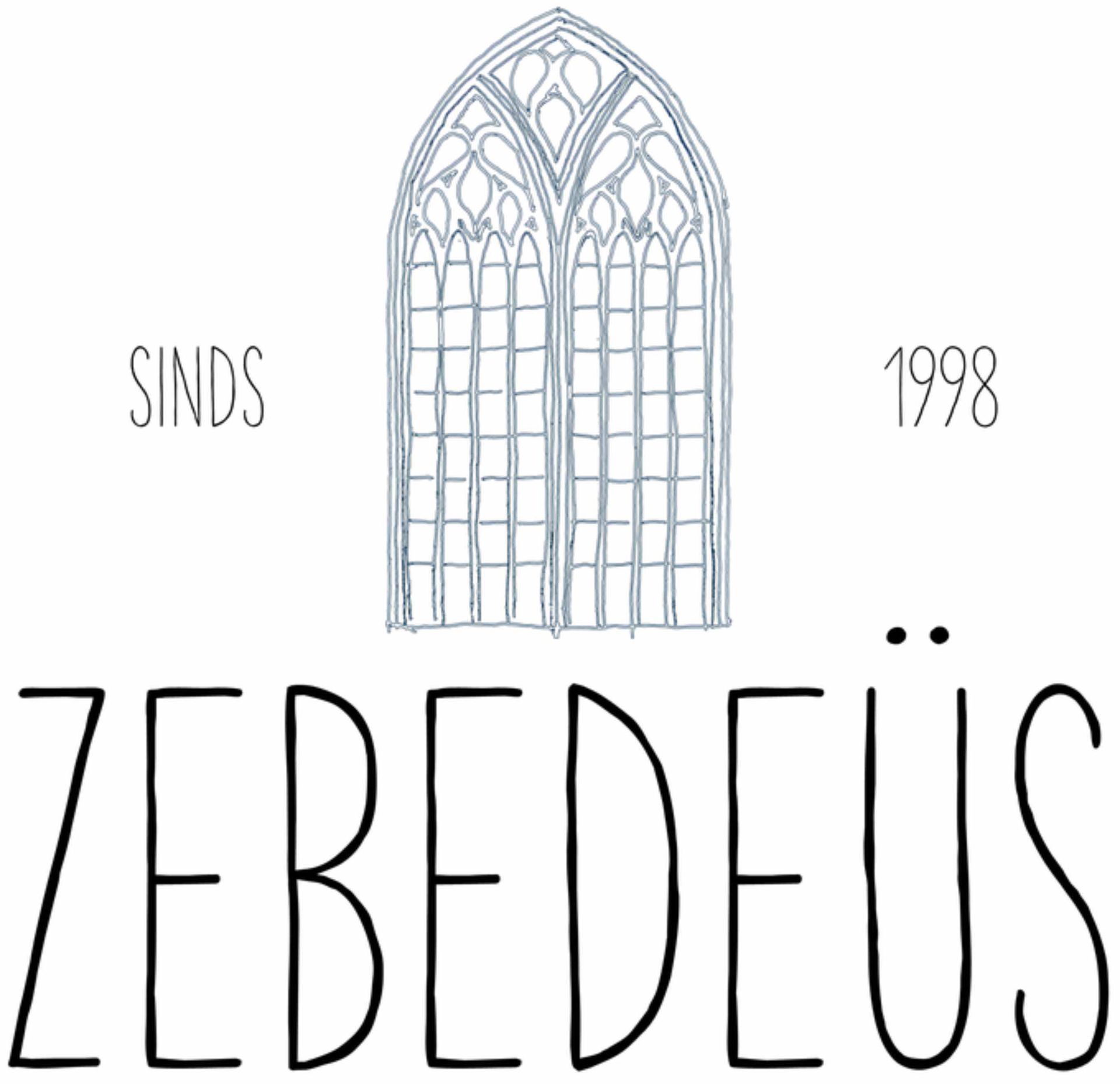 Een logo met een lijntekening van een gotisch raam, de tekst 