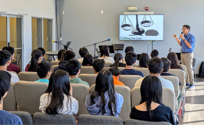 A group of people are sitting in chairs in a room.