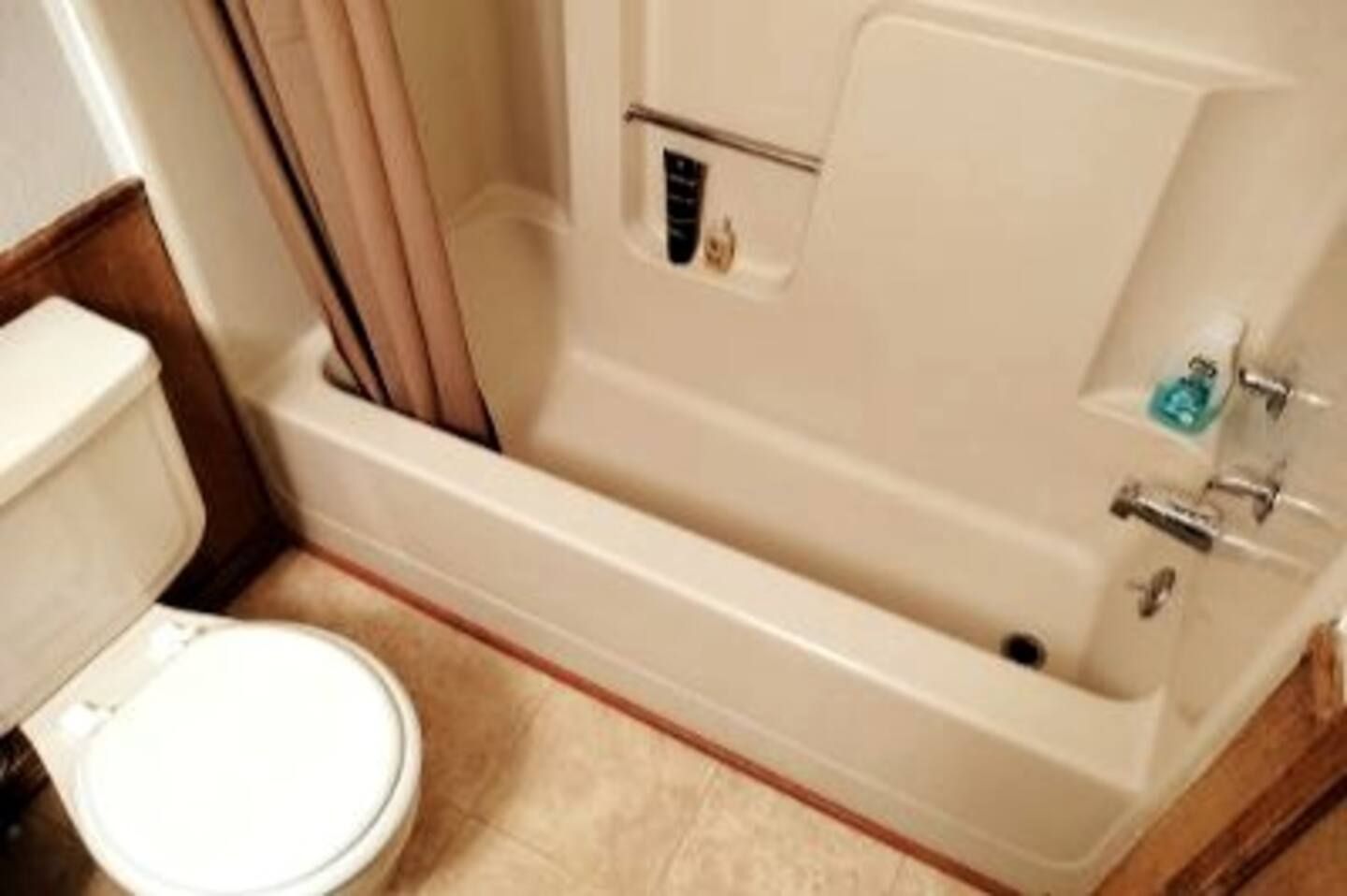 A bathroom with a toilet and a bathtub