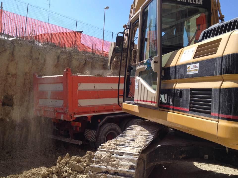 demolizione con ruspa