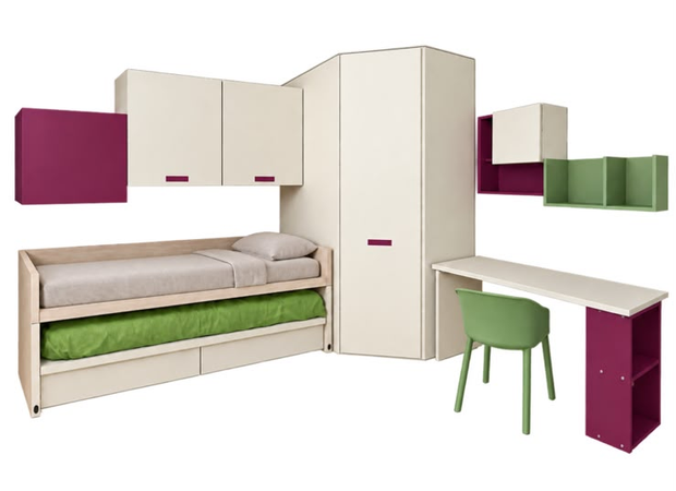 Set da camera modulare con armadi color crema, verdi e magenta, letto, scrivania, sedia e mensole a parete