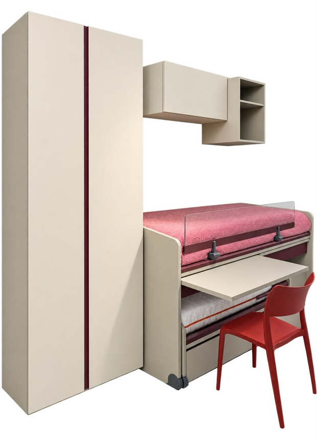Camera da letto compatta in stile loft, con letto, scrivania, sedia rossa, armadi pensili e un grande guardaroba nei toni del beige e del rosa