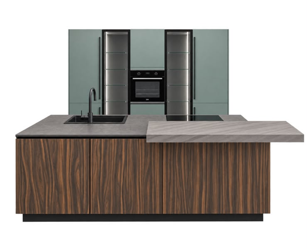 Isola cucina moderna con pannelli effetto legno, piani di lavoro grigi e lavello ed elettrodomestici integrati