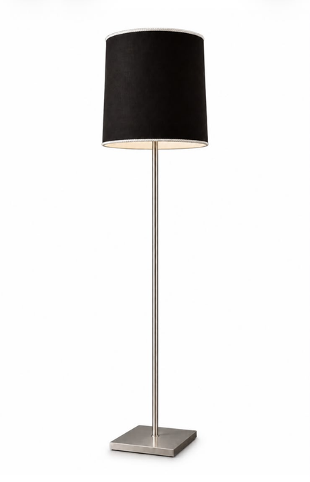 Lampada da terra alta con paralume nero e stelo argentato su base quadrata