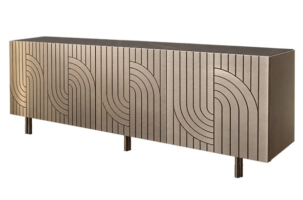 Credenza moderna beige con ante intagliate geometriche e gambe nere su sfondo bianco