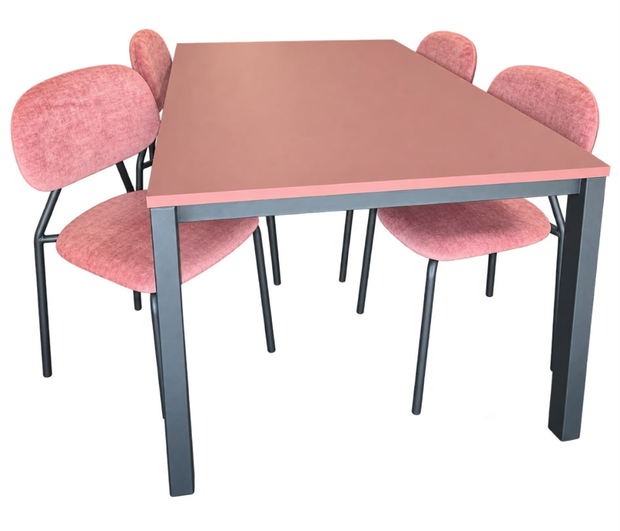 Tavolo da pranzo rosa con quattro sedie rosa dalle gambe scure