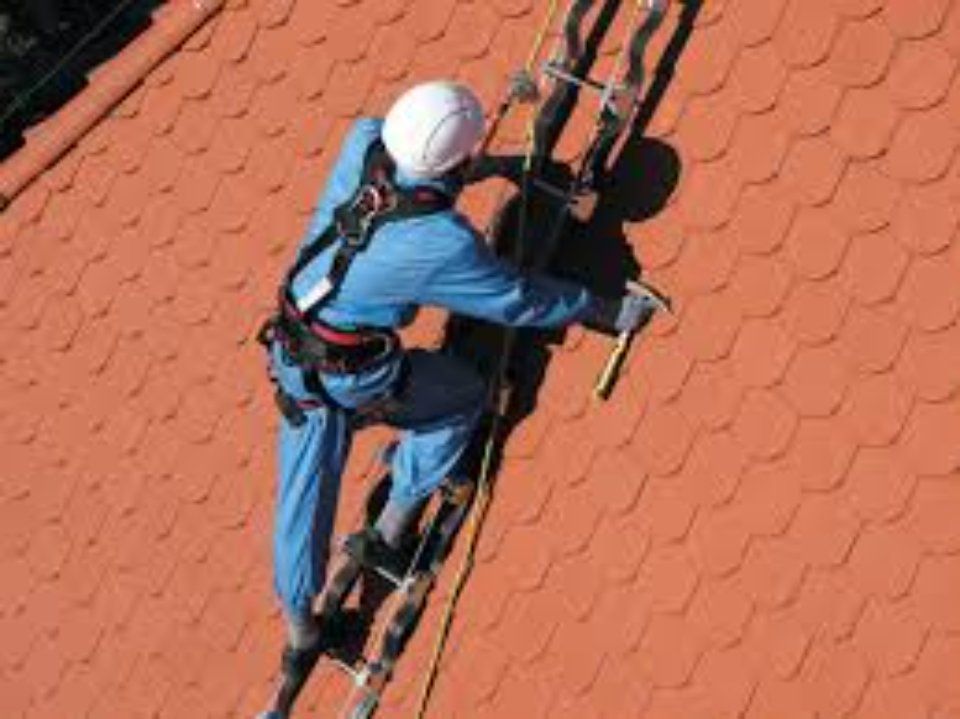 Posa di tetti con sistemi di sicurezza anticaduta