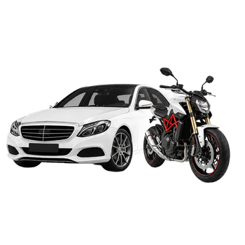 Una berlina Mercedes bianca accanto a una moto sportiva nera e rossa su sfondo bianco.