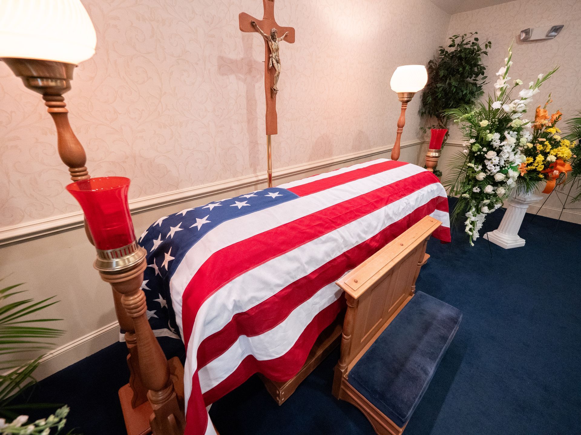 Service room photo of Lee Funeral Home's Calvert location