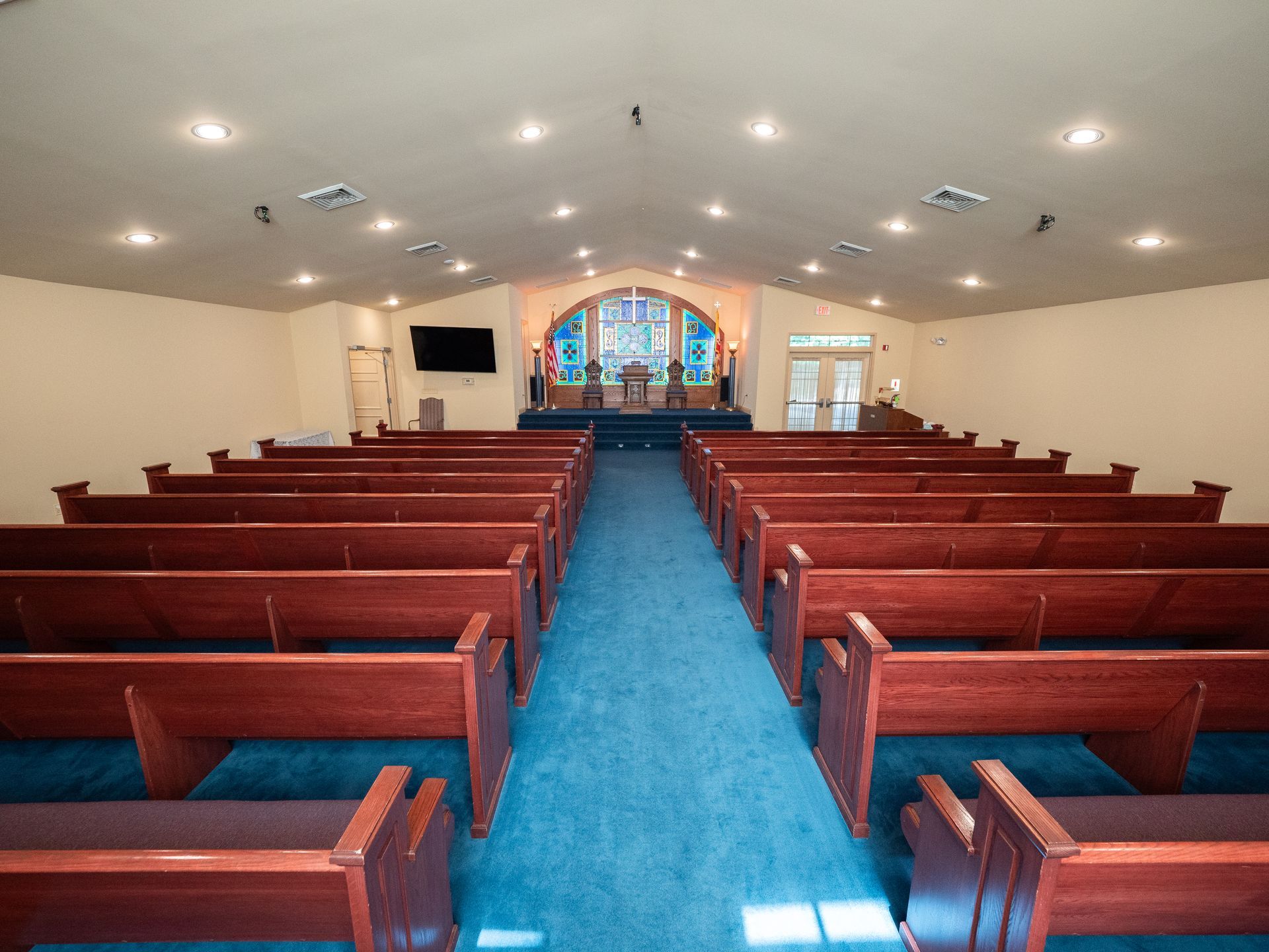 Service room photo of Lee Funeral Home's Calvert location