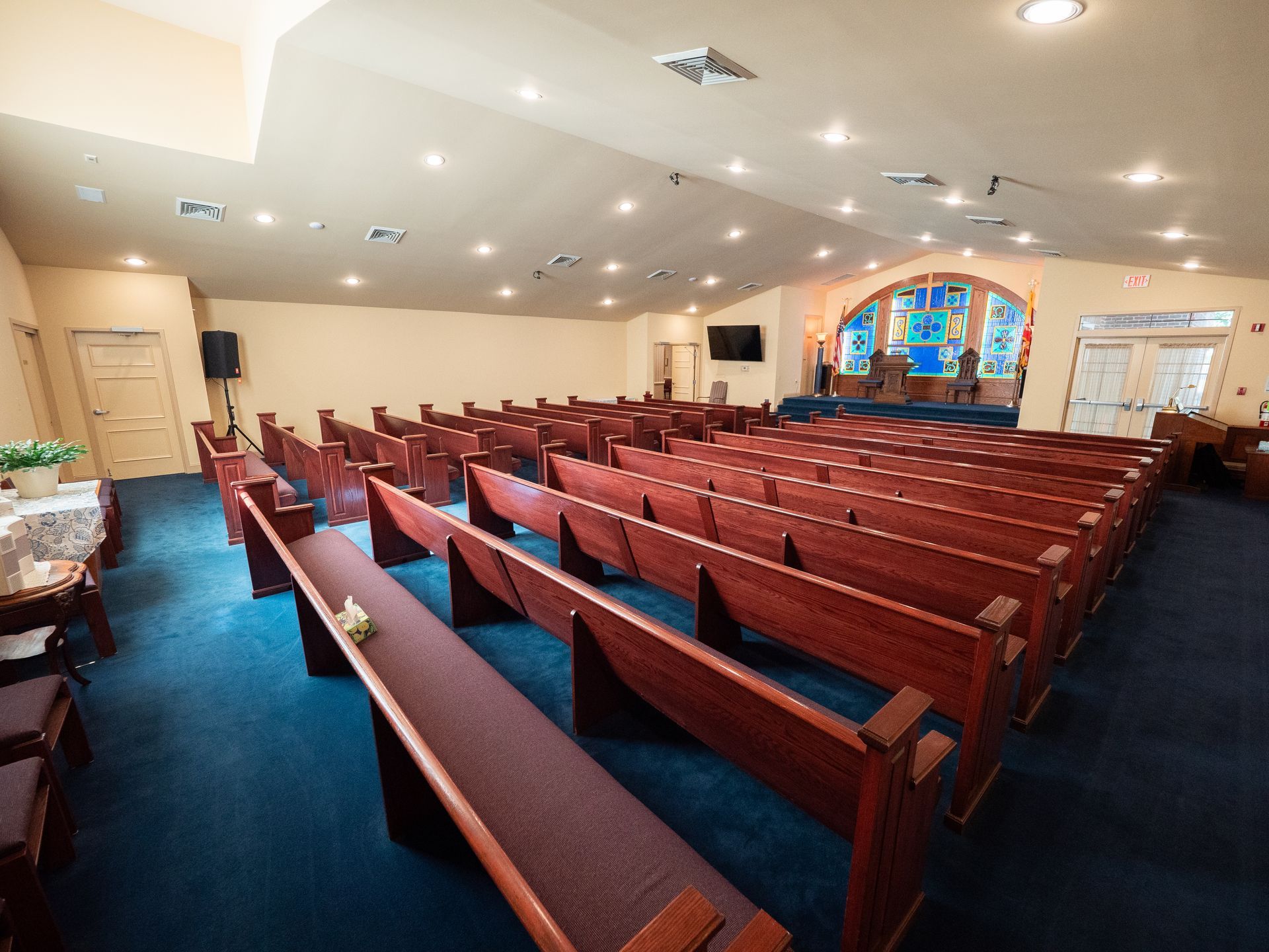 Service room photo of Lee Funeral Home's Calvert location