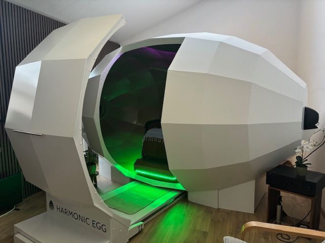 ontspanningsruimte met licht en comfortabele stoel