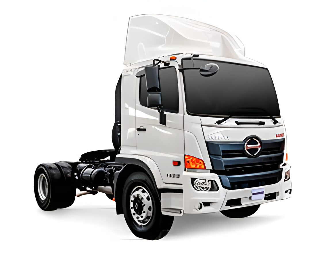 Cabine de caminhão Hino branca com detalhes em cinza escuro; estacionada contra um fundo branco.