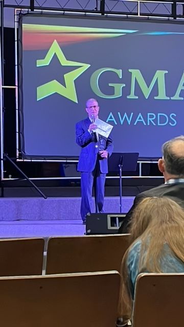 bobby hendrix winning musician of the year award at the gmaa