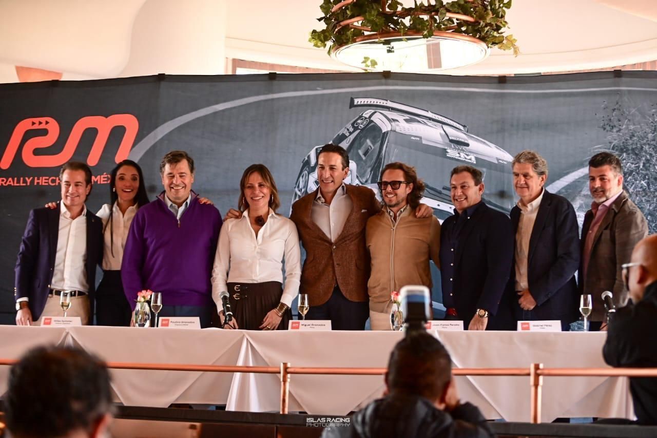 Un grupo de personas de pie frente a un cartel que dice pm