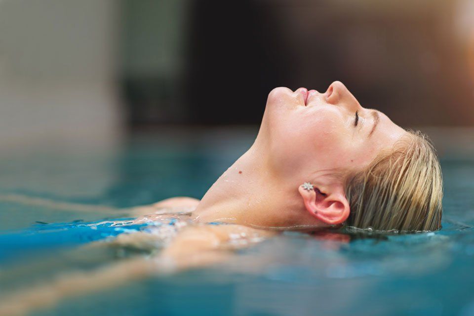 Frau schwimmt im Solebad Bad Laer Frau schwimmt im Solebad Bad Laer