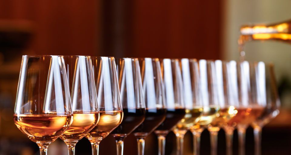 Viele Weingläser stehen in einer Reihe nach Wein bestellen