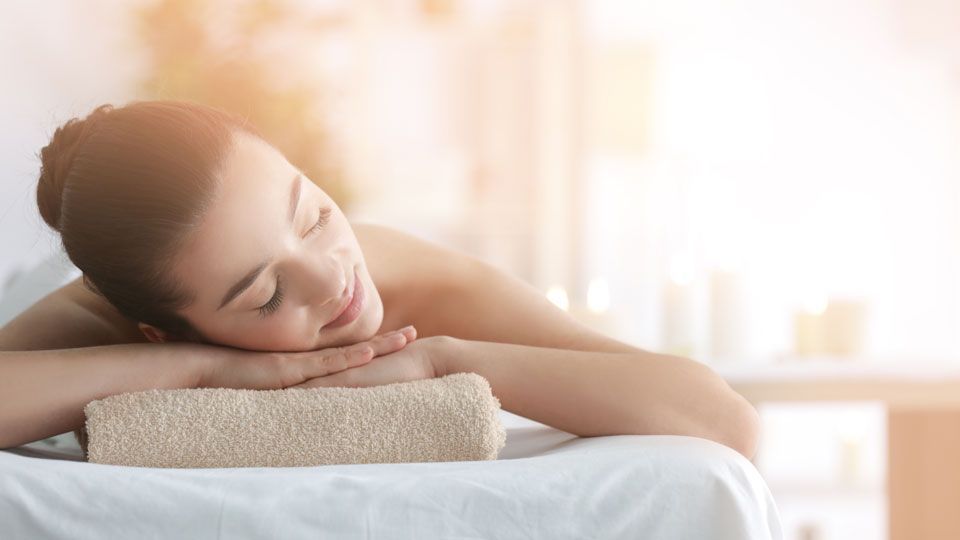 Frau entspannt sich am Wellness-Wochenende