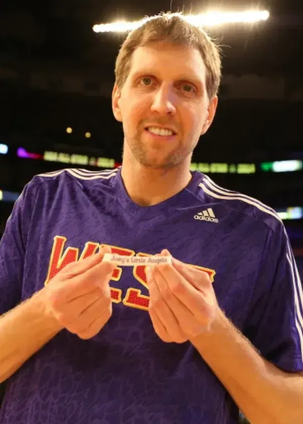 Dirk Nowitzki holding a note that says 