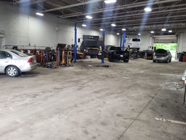 Large Auto Repair Shop Interior With Service Bays | Trackside Truck Auto And Equipment