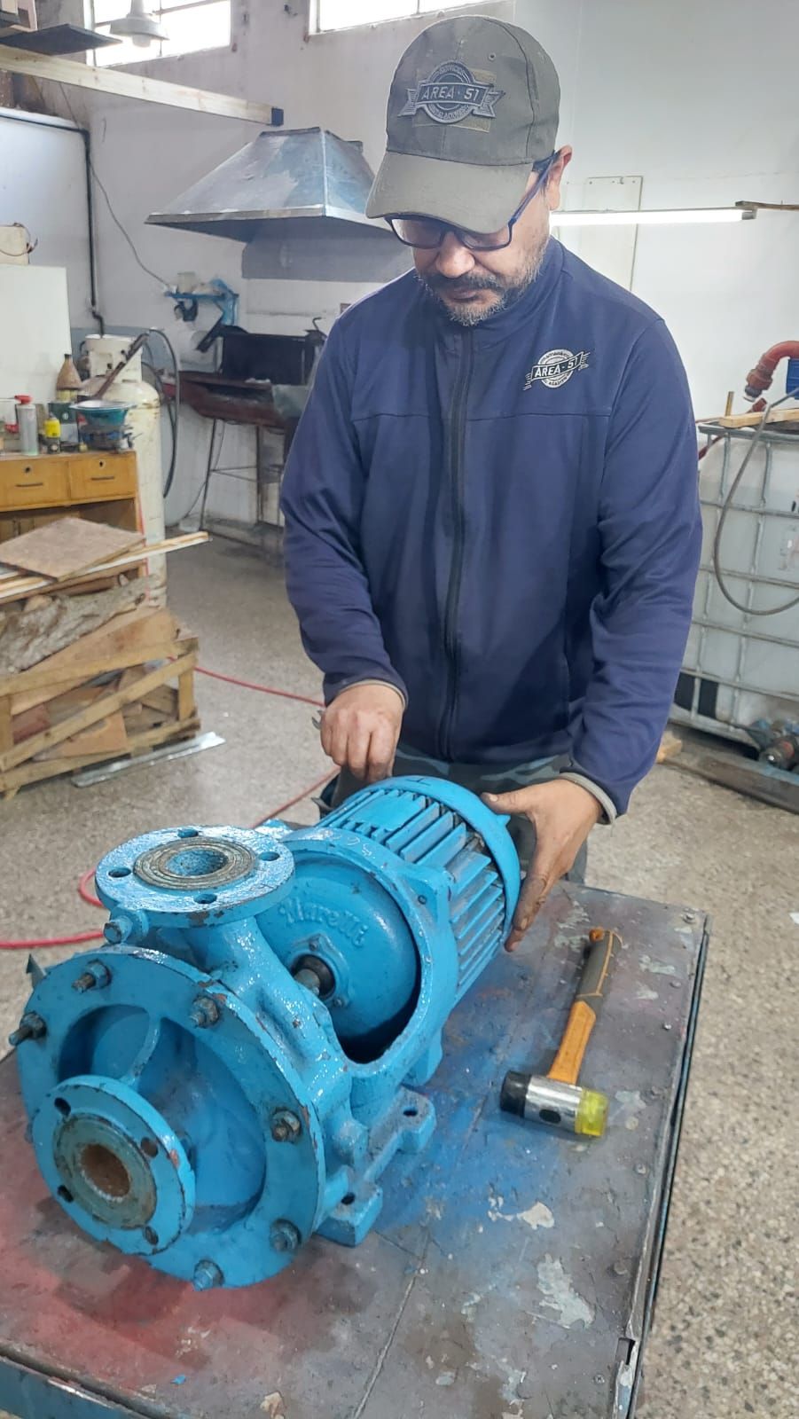 Técnico reparando bomba de agua