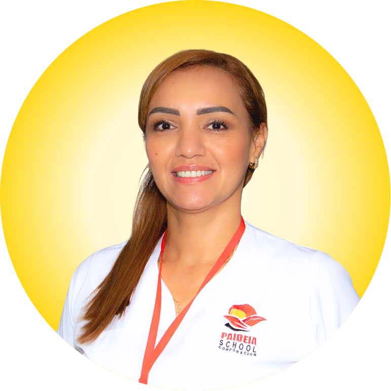 Una mujer con una blusa blanca está sonriendo y parada frente a un fondo amarillo.