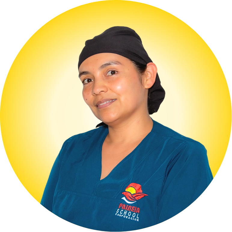Una mujer vestida con uniforme de chef de la escuela Paideia.