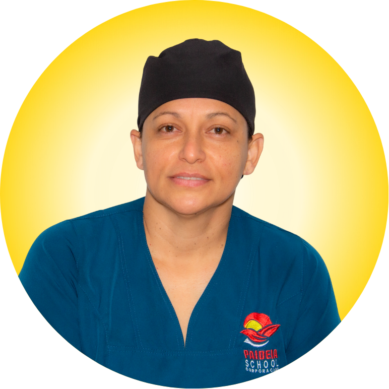Una mujer vestida con uniforme de chef de la escuela Paideia.