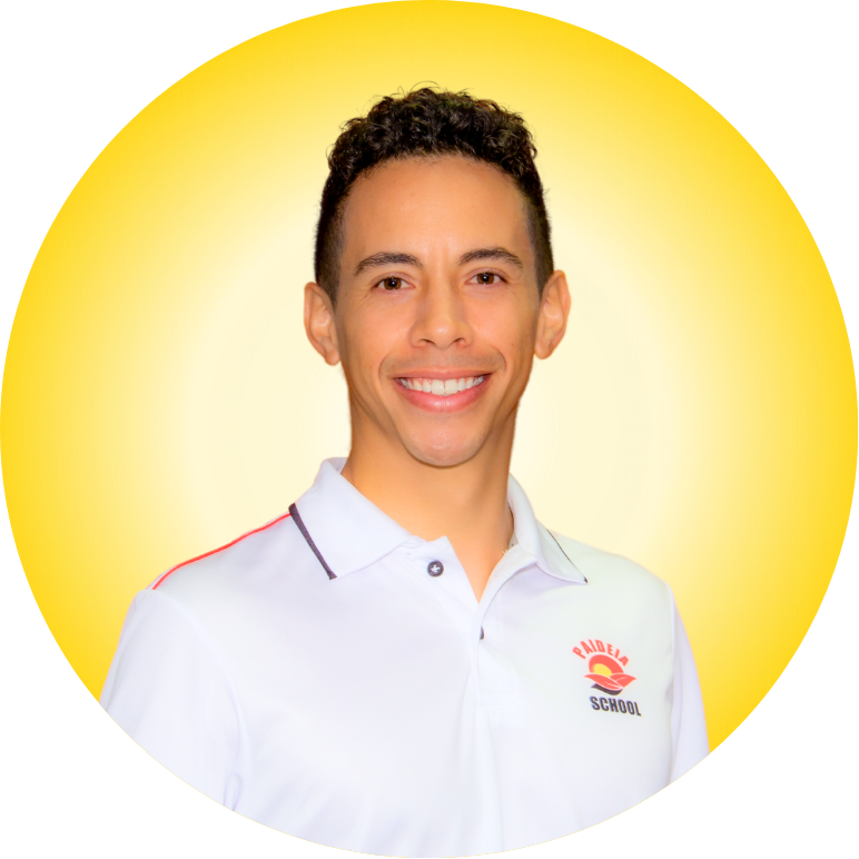 Luis Felipe Escobar Páez - Coordinador de proyectos y Coordinador de Bachillerato Un hombre que lleva un polo verde con la letra p.