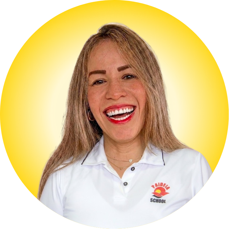 Maria Paula Cifuentes Cardozo - Coordinadora Preescolar Una mujer lleva un polo verde y sonríe.