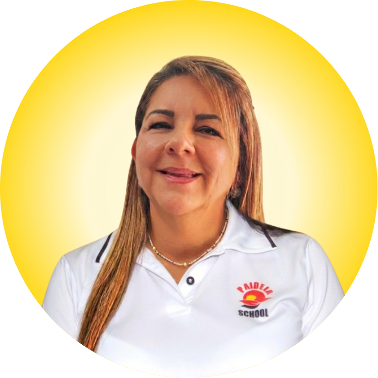 Diana Victoria Saavedra Arias - Administradora General y Financiera Una mujer lleva un polo verde con la letra p.