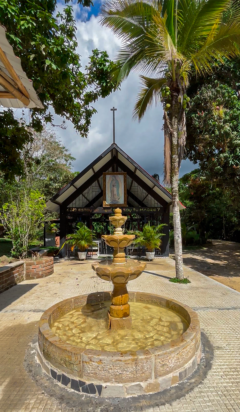 Una capilla con una fuente delante
