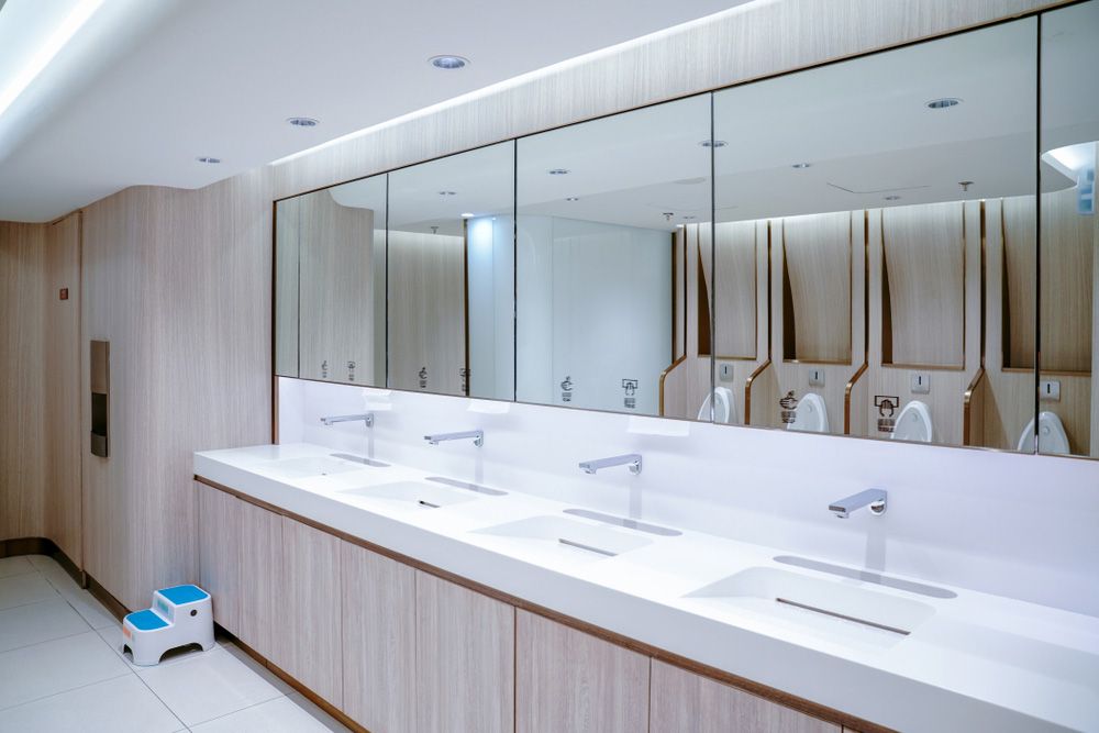 Efficiently Clean Bathroom Sinks and Urinals for Pristine Hygiene — IPCO Cleaners