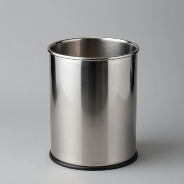 Cubo de basura cilíndrico de acero inoxidable sobre un fondo gris liso.
