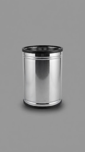 Cubo de basura cilíndrico de acero inoxidable sobre un fondo gris liso.