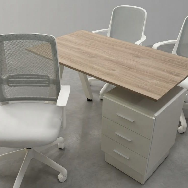 Oficina moderna de planta abierta con escritorios de madera, sillas negras y grandes ventanales con vistas a la ciudad.