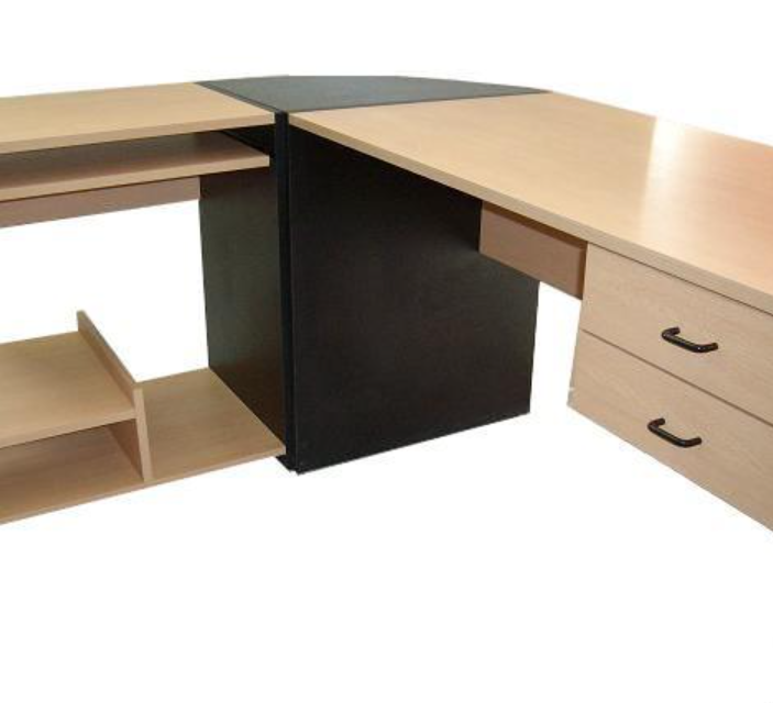 Escritorio esquinero de madera con panel central negro, estantes a la izquierda y dos cajones a la derecha.