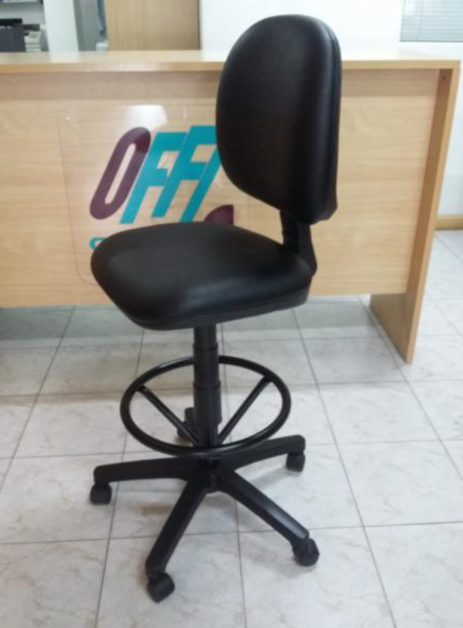 Silla de oficina negra con ruedas frente a un mostrador de recepción.