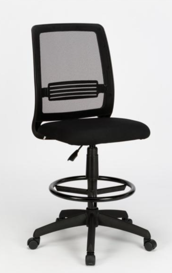 Taburete de oficina negro ajustable con respaldo, reposapiés y ruedas giratorias sobre fondo blanco.