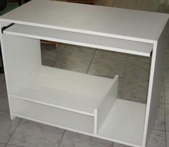 Escritorio de madera blanca con estante inferior incorporado y compartimento abierto, que se muestra sobre un suelo de baldosas.