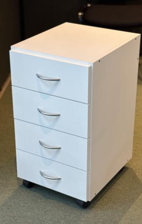 Archivador blanco de cuatro cajones con ruedas en un entorno de oficina.