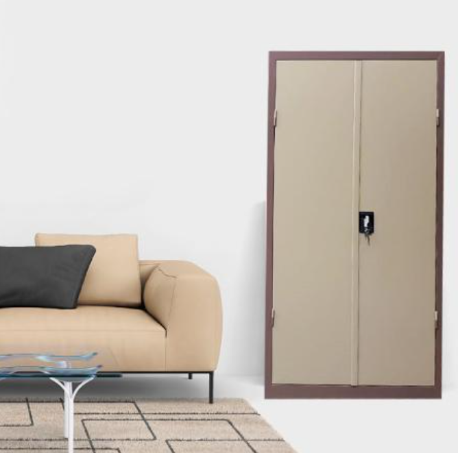 Sofá beige y mesa de centro de cristal junto a un armario de almacenamiento color canela en una pared blanca.