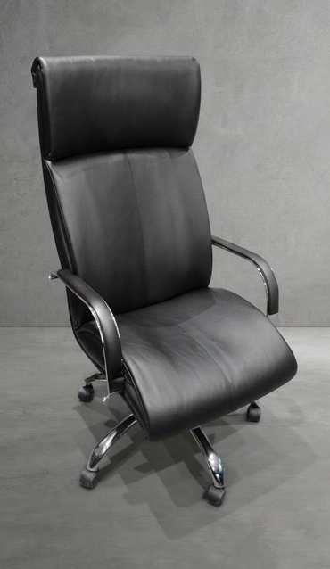 Silla de oficina blanca de respaldo alto con brazos cromados y base de cinco ruedas sobre fondo gris claro.