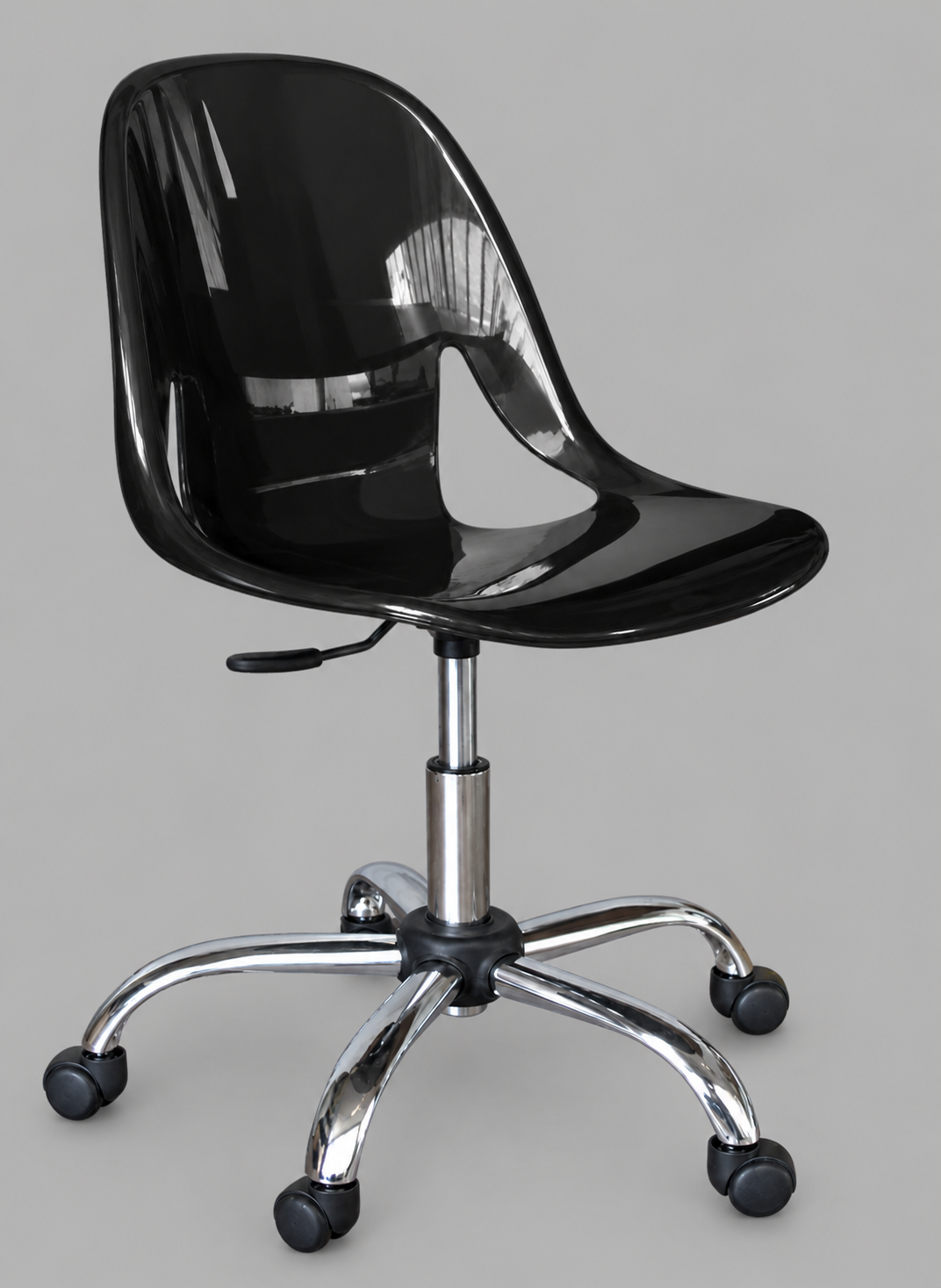 Silla de oficina giratoria negra con base y ruedas cromadas sobre fondo gris claro.