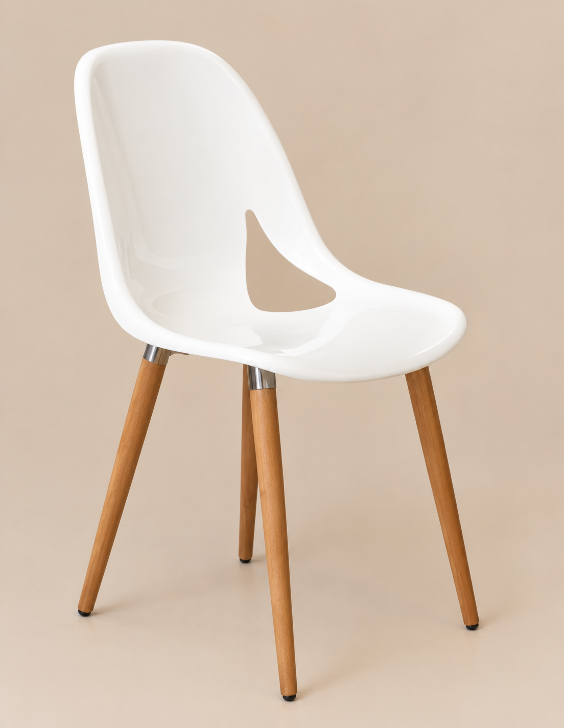 Silla moderna blanca con patas de madera sobre fondo beige.