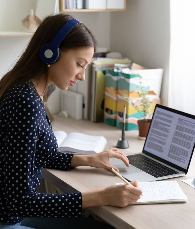 mujer aprendiendo online