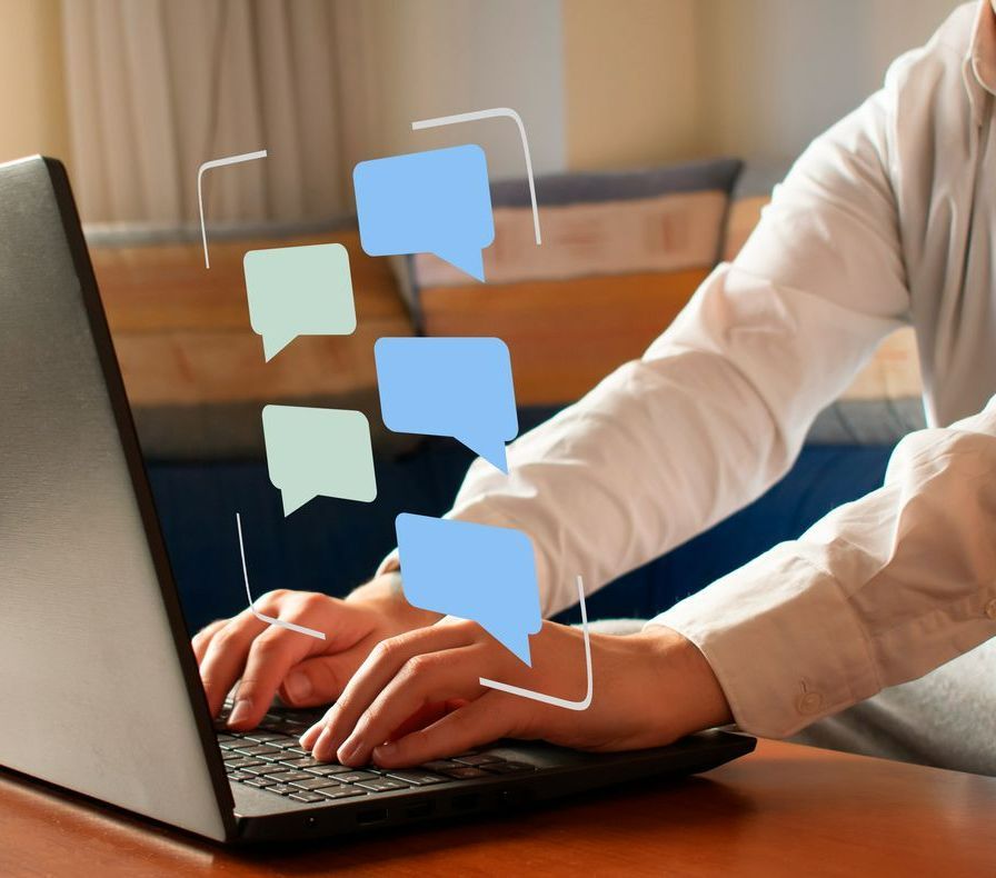 mujer aprendiendo online