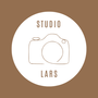 Een logo voor een fotostudio genaamd studio lars